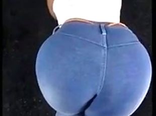 Thick ass yellowbone in jeans
