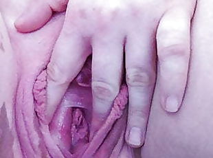 Clitoris (bagian atas vagina paling sensitif)